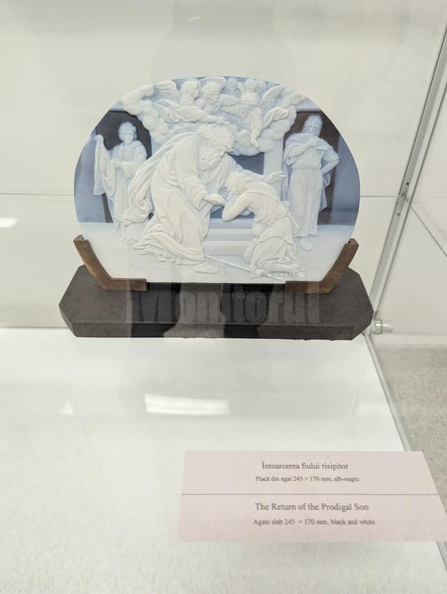 La Muzeul de Istorie Suceava s-a deschis vineri, 30 mai 2025, expoziția „Biblia în camee”, a artistului german Andreas Roth