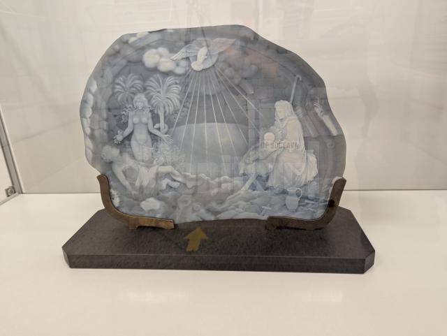 La Muzeul de Istorie Suceava s-a deschis vineri, 30 mai 2025, expoziția „Biblia în camee”, a artistului german Andreas Roth