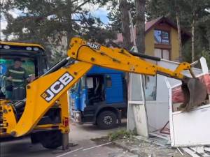 Încă patru chioșcuri abandonate din Ițcani, Obcini, Mărășești și de pe strada Universității au fost demolate de Primăria Suceava