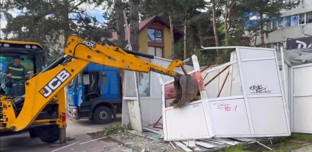 Încă patru chioșcuri abandonate din Ițcani, Obcini, Mărășești și de pe strada Universității au fost demolate de Primăria Suceava