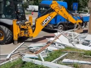 Încă patru chioșcuri abandonate din Ițcani, Obcini, Mărășești și de pe strada Universității au fost demolate de Primăria Suceava