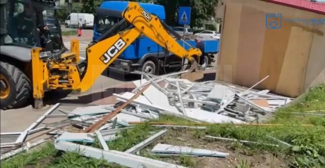 Încă patru chioșcuri abandonate din Ițcani, Obcini, Mărășești și de pe strada Universității au fost demolate de Primăria Suceava