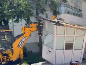 Încă patru chioșcuri abandonate din Ițcani, Obcini, Mărășești și de pe strada Universității au fost demolate de Primăria Suceava