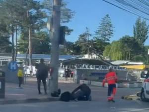 O ambulanță a acroșat un polițist care se deplasa pe motocicletă, în fața Spitalului Județean
