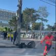 O ambulanță a acroșat un polițist care se deplasa pe motocicletă, în fața Spitalului Județean