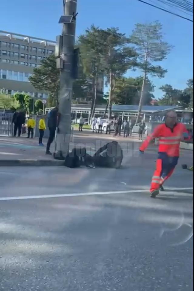 O ambulanță a acroșat un polițist care se deplasa pe motocicletă, în fața Spitalului Județean