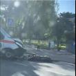 O ambulanță a acroșat un polițist care se deplasa pe motocicletă, în fața Spitalului Județean