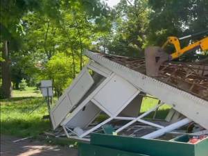 Încă patru chioșcuri abandonate din Ițcani, Obcini, Mărășești și de pe strada Universității au fost demolate de Primăria Suceava