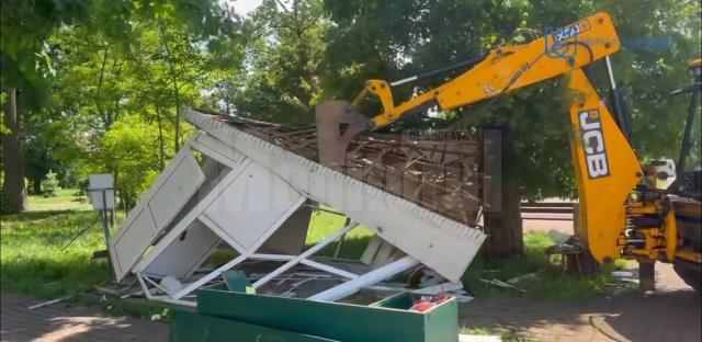 Încă patru chioșcuri abandonate din Ițcani, Obcini, Mărășești și de pe strada Universității au fost demolate de Primăria Suceava