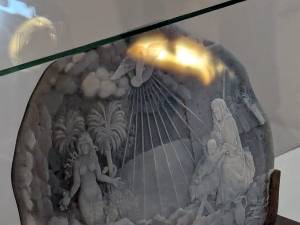Cea mai mare camee din lume, realizată de artistul german Andreas Roth, expusă la Muzeul de Istorie Suceava