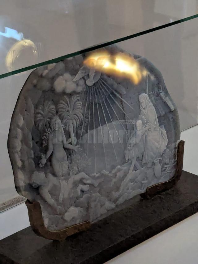 Cea mai mare camee din lume, realizată de artistul german Andreas Roth, expusă la Muzeul de Istorie Suceava