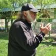 Medicul veterinar Gabriel Gașpar și Dorin Șoimaru cu puiul de ligru de la Zaharești