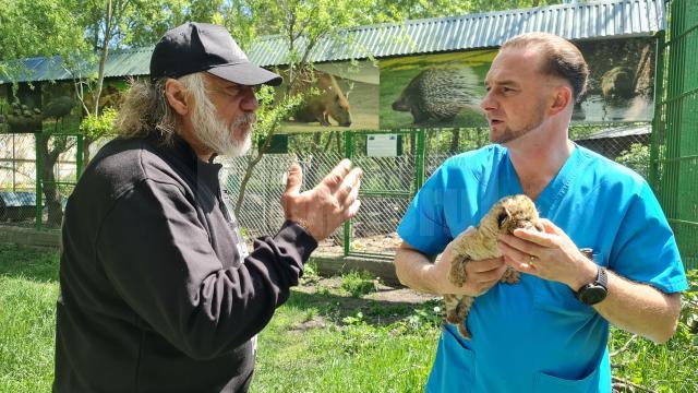Medicul veterinar Gabriel Gașpar și Dorin Șoimaru cu puiul de ligru de la Zaharești