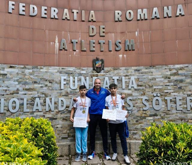Antrenorul Iustin Tatarau alaturi de cei doi atleti de la LPS Suceava