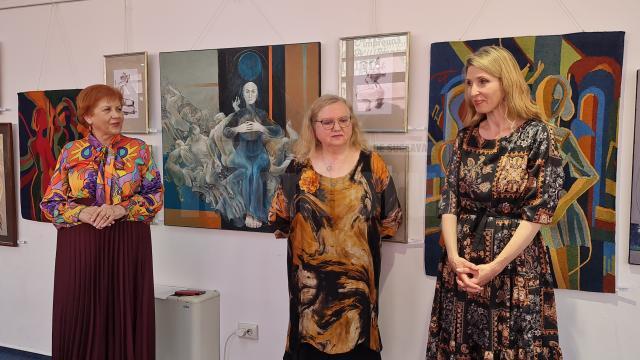 Lucrări de pictură, grafică și tapiserie expuse la Teatrul „Matei Vișniec”, în cadrul Festivalului Internațional
