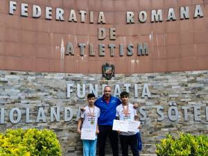 Antrenorul Iustin Tătărău alături de cei doi atleți de la LPS Suceava