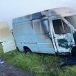 Un tânăr băut a dat foc unei mașini care i-a ieșit în cale
