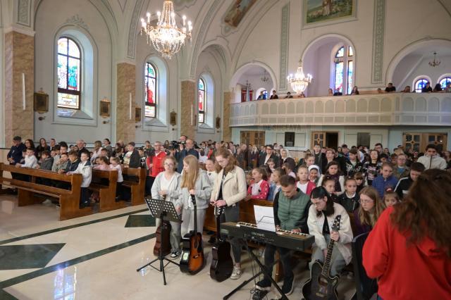 Peste 600 de copii din comunitatea poloneză din Bucovina, sărbătoriți în cadru festiv