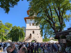 Mii de credincioși au participat luni la Sfânta Liturghie prilejuită de hramul închinat Sfântului Ioan cel Nou