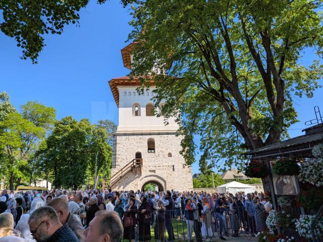 Mii de credincioși au participat luni la Sfânta Liturghie prilejuită de hramul închinat Sfântului Ioan cel Nou