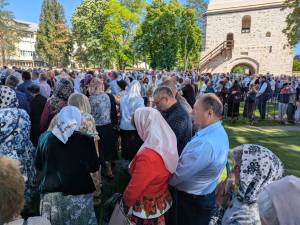 Mii de credincioși au participat luni la Sfânta Liturghie prilejuită de hramul închinat Sfântului Ioan cel Nou