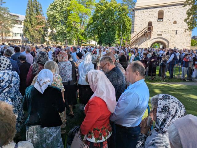 Mii de credincioși au participat luni la Sfânta Liturghie prilejuită de hramul închinat Sfântului Ioan cel Nou