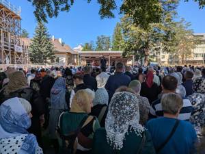 Mii de credincioși au participat luni la Sfânta Liturghie prilejuită de hramul închinat Sfântului Ioan cel Nou