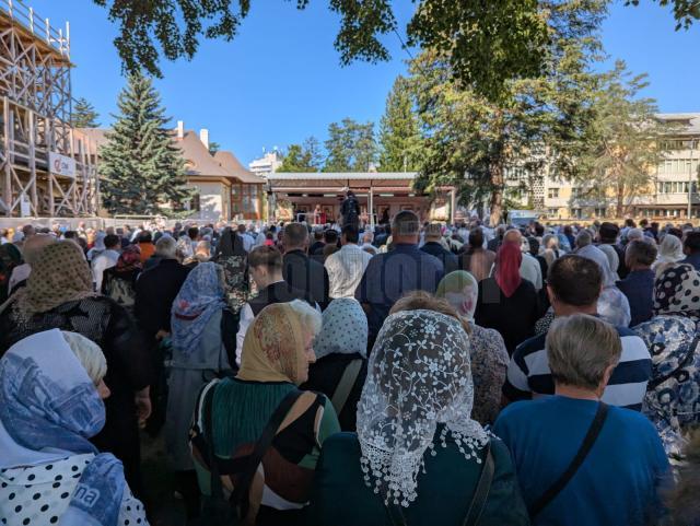 Mii de credincioși au participat luni la Sfânta Liturghie prilejuită de hramul închinat Sfântului Ioan cel Nou