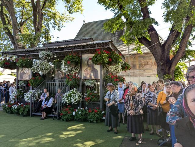 Mii de credincioși au participat luni la Sfânta Liturghie prilejuită de hramul închinat Sfântului Ioan cel Nou