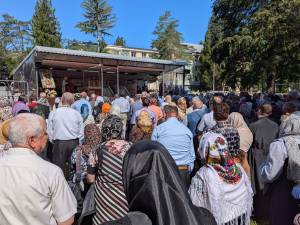 Mii de credincioși au participat luni la Sfânta Liturghie prilejuită de hramul închinat Sfântului Ioan cel Nou