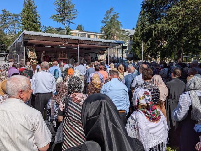 Mii de credincioși au participat luni la Sfânta Liturghie prilejuită de hramul închinat Sfântului Ioan cel Nou