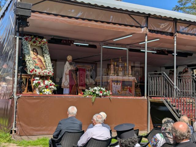 Mii de credincioși au participat luni la Sfânta Liturghie prilejuită de hramul închinat Sfântului Ioan cel Nou