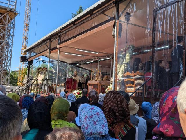 Mii de credincioși au participat luni la Sfânta Liturghie prilejuită de hramul închinat Sfântului Ioan cel Nou