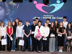 Respect și recunoștință pentru elita școlară. Fundația „Ana – Inimă de copil” a premiat olimpicii la Vicovu de Jos