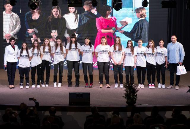 Fundația „Ana – Inimă de copil” a premiat olimpicii la Vicovu de Jos