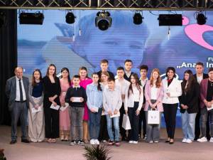 Fundația „Ana – Inimă de copil” a premiat olimpicii la Vicovu de Jos