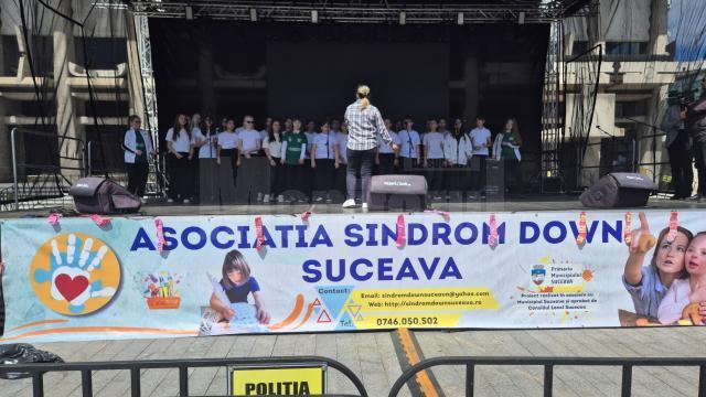Peste 300 de persoane, dintre care 30 de copii cu sindrom Down, însoțiți de părinți și voluntari, au participat la un eveniment al incluziunii, artei și bucuriei