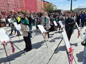 Peste 300 de persoane, dintre care 30 de copii cu sindrom Down, însoțiți de părinți și voluntari, au participat la un eveniment al incluziunii, artei și bucuriei