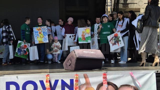 Peste 300 de persoane, dintre care 30 de copii cu sindrom Down, însoțiți de părinți și voluntari, au participat la un eveniment al incluziunii, artei și bucuriei