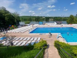 Baza de agrement Nada Florilor din Fălticeni are trei piscine descoperite