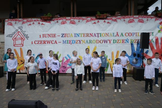 Peste 600 de copii din comunitatea poloneză din Bucovina, sărbătoriți în cadru festiv