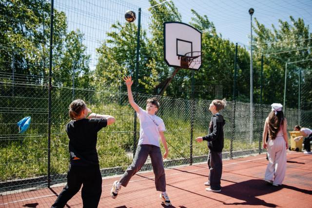 Eveniment festiv dedicat copiilor, în Parcul Tătărași, organizat de Salvați Copiii