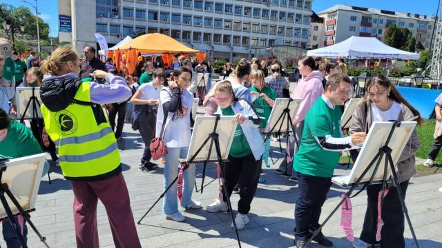 Peste 300 de persoane, dintre care 30 de copii cu sindrom Down, însoțiți de părinți și voluntari, au participat la un eveniment al incluziunii, artei și bucuriei