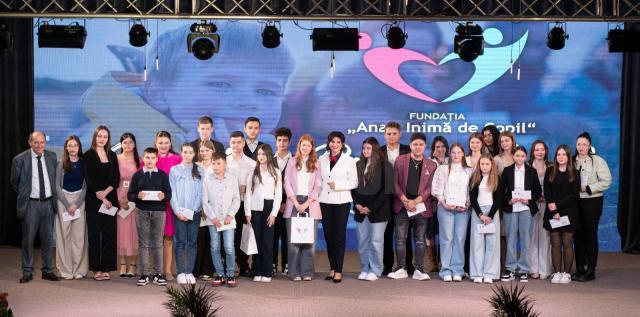Respect și recunoștință pentru elita școlară. Fundația „Ana – Inimă de copil” a premiat olimpicii la Vicovu de Jos
