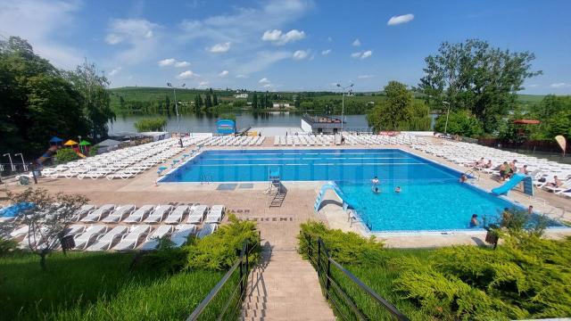 Baza de Agrement “Nada Florilor” din Fălticeni are trei piscine descoperite