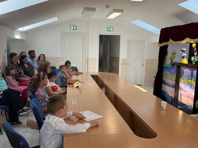 Mai mulți copii adoptați, dar și bătrâni de la Centrul de Recuperare și Reabilitare Neuropsihiatrică de la Sasca Mică au marcat, împreună, Ziua Adopției