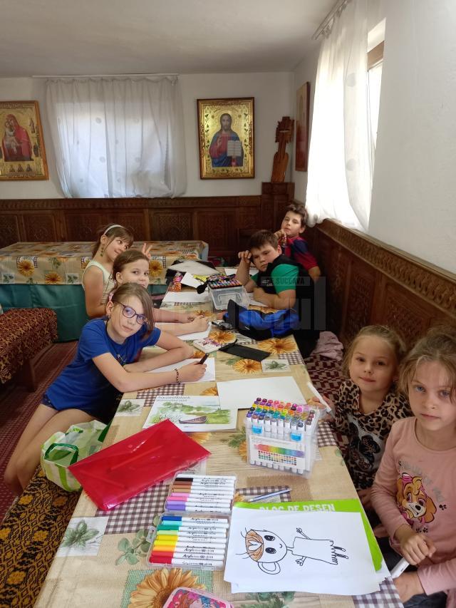50 de lucrări, realizate de 35 de copii și tineri, cu vârste între 4 și 17 ani, au fost expuse la Centrul pentru Tineret „Ecclesia”