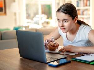 Elevii din licee vor face ore online săptămâna viitoare, în timp ce colegii de-a XII-a susțin bacalaureatul