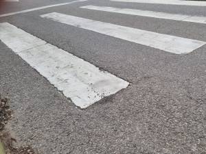 Un puști pe trotinetă electrică a dat peste un sucevean, pe trecerea de pietoni
