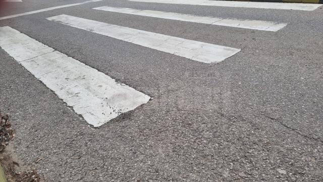 Un puști pe trotinetă electrică a dat peste un sucevean, pe trecerea de pietoni